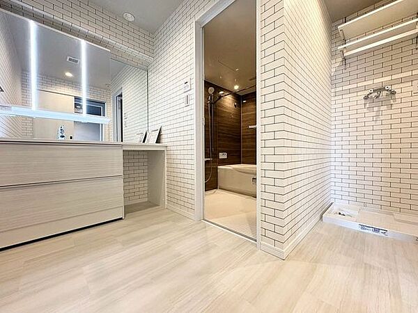 「パウダールーム」落ち着いた空間を演出するカラーと、ゆったり落ち着いてお使い頂ける広さが魅力のパウダールーム。居室からも独立しており、プライベート空間を保ちます。