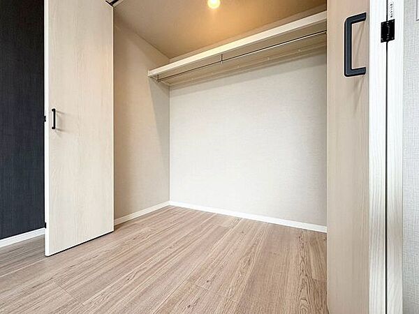 収納の多さも魅力です。使い勝手の良い収納棚を設置しております。居住スペースを充分に確保することができる為、ゆとりある室内で、ゆっくりとご寛ぎいただけます。