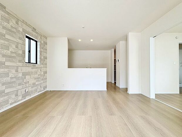 「東向き。陽当り良好。」大きな窓辺からの日差しが暖かい室内は、自然と住まう人の気分も明るくなり、リビングでの素敵なワンシーンが演出されます。