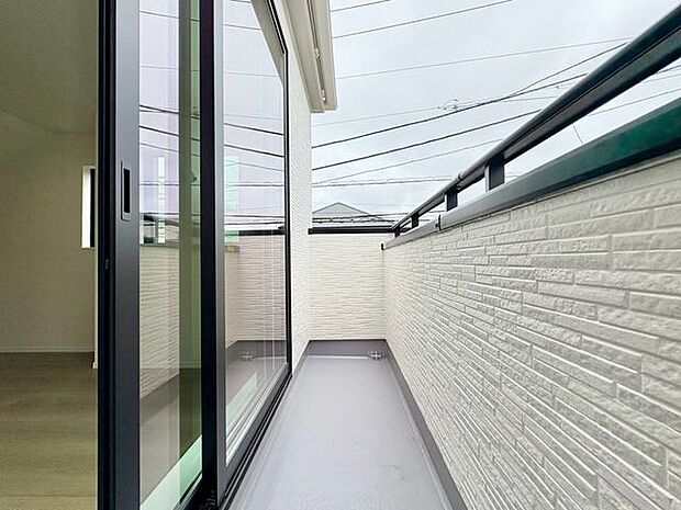 大きな空に囲まれた気持ちのいい住まい。バルコニーを覗くだけで圧倒的な開放感に包まれます。