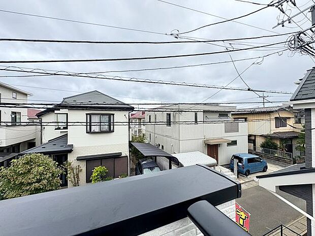 穏やかな街並みを一望しながら、爽やかな風と柔らかく降り注ぐ陽光を感じて頂けます。