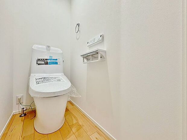 「温水洗浄便座付きトイレ」トイレは快適な温水洗浄便座付です。清潔感のあるホワイトで統一しました。いつも清潔な空間であって頂けるよう配慮された造りです。