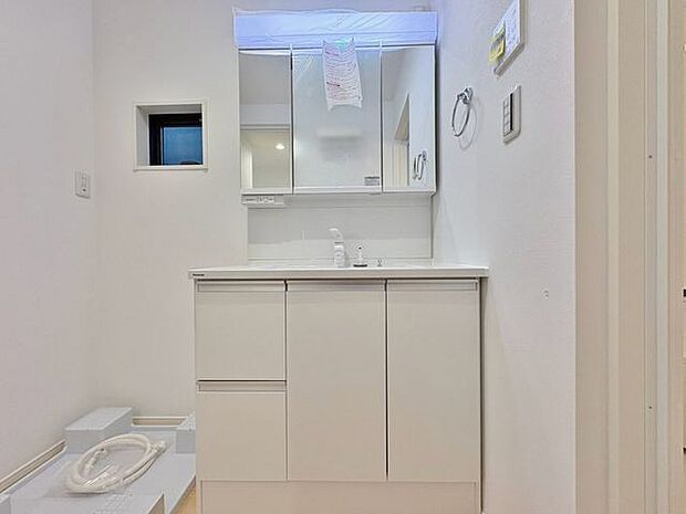 「リフォーム済・洗面台」大きな鏡で朝の準備もばっちり。収納も多く、洗剤など日用品の保管にも便利です。