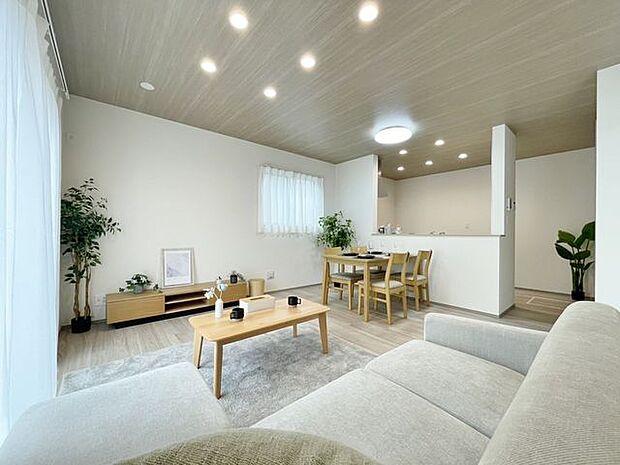 「団欒の場」忙しい朝でも、しっかり家族が揃って食事をして頂けるゆとりある大きさのダイニングスペース。手料理をテーブルで囲む素敵な時間を存分に愉しんで下さい。