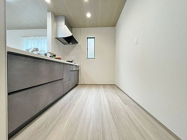 「ゆとりあるキッチン」大型の冷蔵庫やレンジボードもしっかり置ける広々としたキッチンスペースが大事。ゆとりある空間で作業ができるとお料理の腕も日に日に上がりそうな気がしてきます。