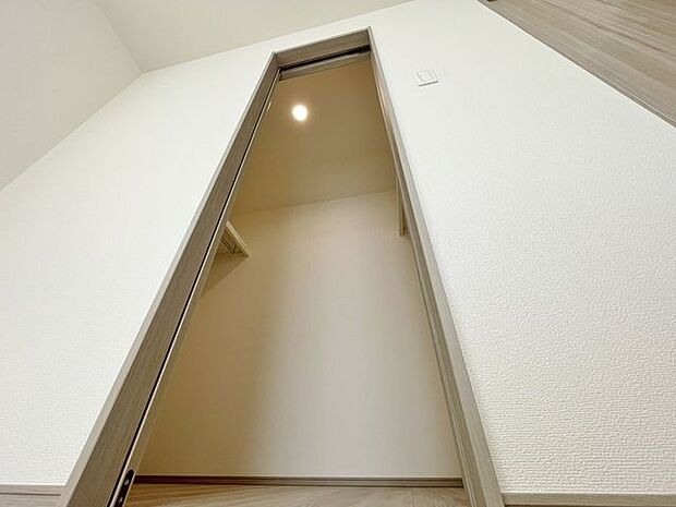 「たっぷり収納・ウォークインクローゼット」たっぷりと荷物が入るよう、ウォークインクローゼットを完備いたしました。画像と現地では大きさ、広さの感覚が違います。是非ご自分の目で確かめてください。