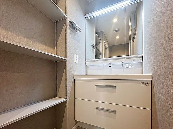 「リフォーム済・洗面台」大きな鏡で朝の準備もばっちり。収納も多く、洗剤など日用品の保管にも便利です。