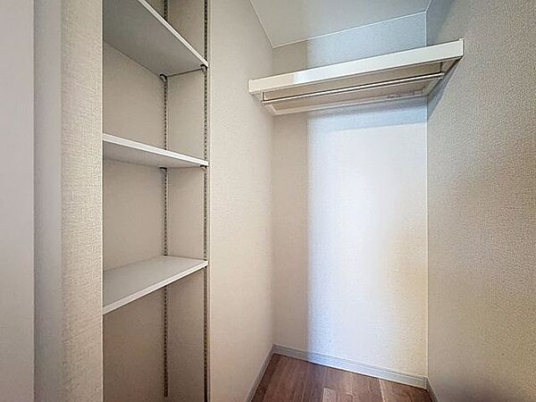 「たっぷり収納・ウォークインクローゼット」たっぷりと荷物が入るよう、ウォークインクローゼットを完備いたしました。画像と現地では大きさ、広さの感覚が違います。是非ご自分の目で確かめてください。