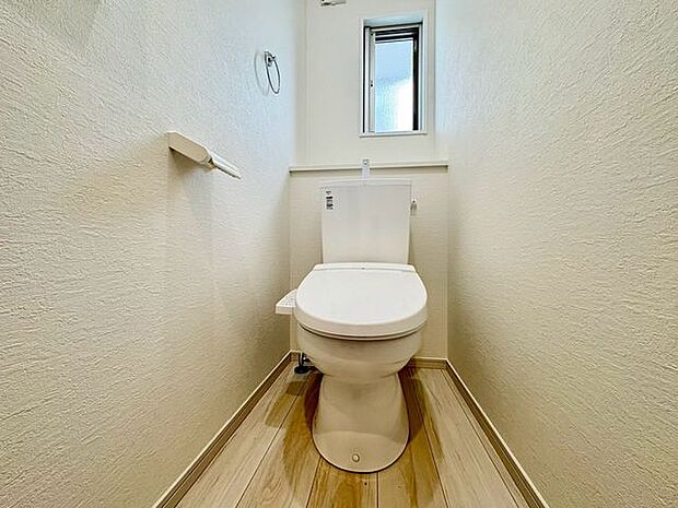 「温水洗浄便座付きトイレ」トイレは快適な温水洗浄便座付です。清潔感のあるホワイトで統一しました。いつも清潔な空間であって頂けるよう配慮された造りです。