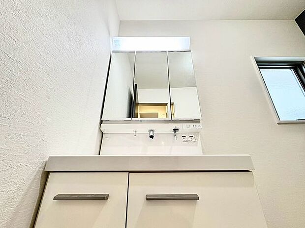 大きな鏡で朝の準備もばっちり。収納も多く、洗剤など日用品の保管にも便利です。
