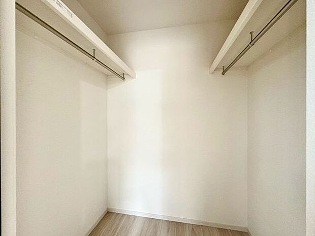 たっぷりと荷物が入るよう、ウォークインクローゼットを完備いたしました。画像と現地では大きさ、広さの感覚が違います。是非ご自分の目で確かめてください。