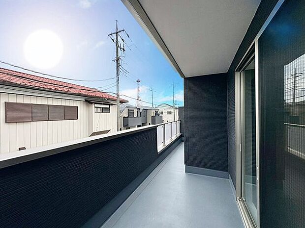 大きな空に囲まれた気持ちのいい住まい。バルコニーを覗くだけで圧倒的な開放感に包まれます。