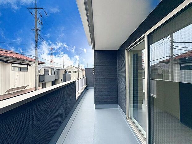 「雨除け×インナーバルコニー」雨除けの設置されたバルコニーです。急な悪天候から洗濯物を守ってくれる安心の設備です。雨風に晒されない為、ベランダが汚れにくいのも嬉しいポイントです。