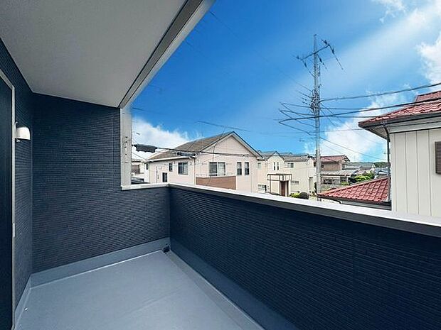 「眺望」穏やかな街並みを一望しながら、爽やかな風と柔らかく降り注ぐ陽光を感じて頂けます。
