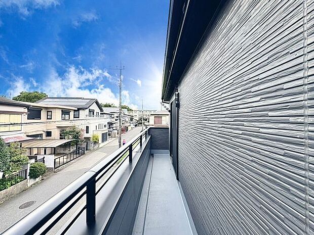 「バルコニー」大きな空に囲まれた気持ちのいい住まい。バルコニーを覗くだけで圧倒的な開放感に包まれます。