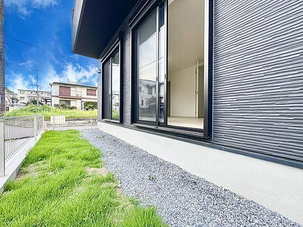「～お庭のある暮らし～」住みながらお庭を持つ。そんな贅沢が実現する住まい。日当たりも良く、家庭菜園や植栽を育てるのに適したお庭はこれからの生活に緑という癒しを与えてくれます。
