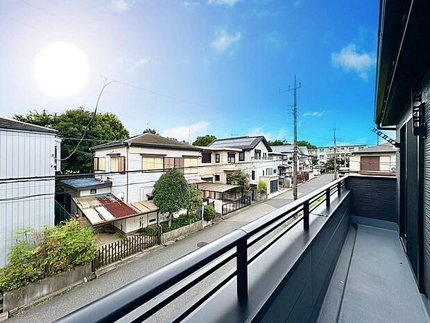 「眺望」穏やかな街並みを一望しながら、爽やかな風と柔らかく降り注ぐ陽光を感じて頂けます。