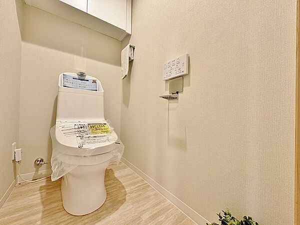 「温水洗浄便座付きトイレ」トイレは快適な温水洗浄便座付です。清潔感のあるホワイトで統一しました。いつも清潔な空間であって頂けるよう配慮された造りです。