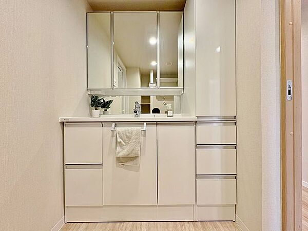 「リフォーム済・洗面台」大きな鏡で朝の準備もばっちり。収納も多く、洗剤など日用品の保管にも便利です。
