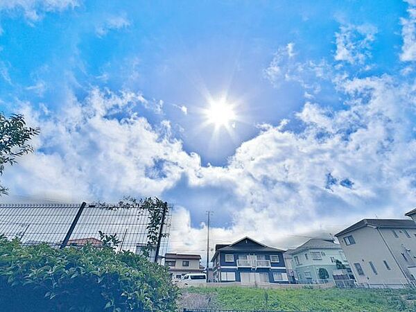 「眺望」穏やかな街並みを一望しながら、爽やかな風と柔らかく降り注ぐ陽光を感じて頂けます。