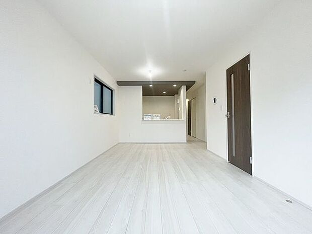 「インテリア映えする内装。」お部屋全体が優しく柔らかな色合いとなっていて、お家時間を穏やかに過ごせる空間が広がっています。