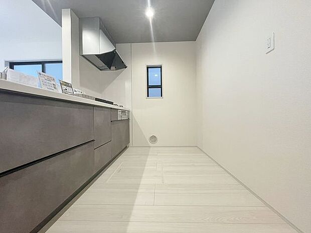 「気持ちよく料理」明るい自然光が入る、作業スペースを多くとったキッチン。調理がしやすく余裕の広さ。食器類もすっきりと片付く収納力です。家事をしながら会話も弾みます。