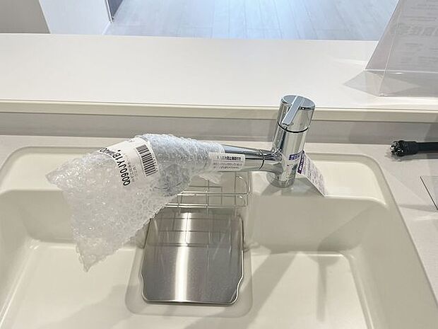 「浄水器」ボタンひとつで浄水と原水に切り替えられる浄水器一体型水洗を使用。お米を炊いたりする際には浄水機能をつかうこともできて、人気の商品です。