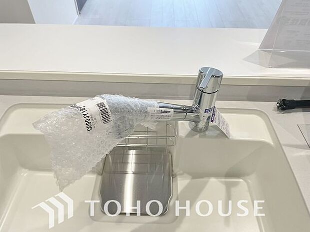 「浄水器」ボタンひとつで浄水と原水に切り替えられる浄水器一体型水洗を使用。お米を炊いたりする際には浄水機能をつかうこともできて、人気の商品です。