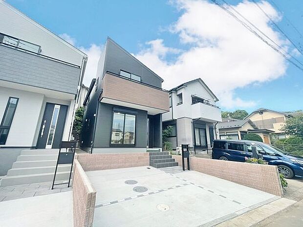 バイカラーのシンプルで洗練された外観です。色褪せることのない佇まいが街並みや環境と調和し、充足した生活を想像させてくれます。
