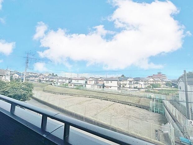 「眺望」穏やかな街並みを一望しながら、爽やかな風と柔らかく降り注ぐ陽光を感じて頂けます。