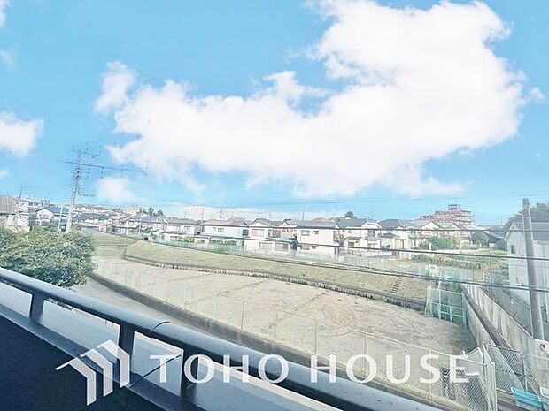 「眺望」穏やかな街並みを一望しながら、爽やかな風と柔らかく降り注ぐ陽光を感じて頂けます。
