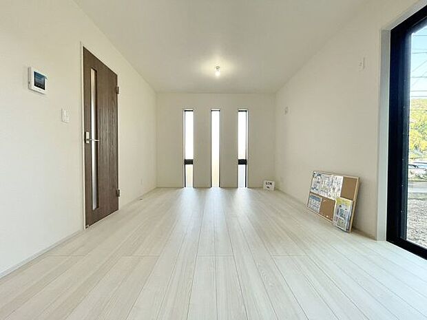 「木のぬくもり感じる優しい雰囲気のお部屋」落ち着いたカラーコーディネートの室内。インテリアやファブリックで、オーナー様好みのテイストデザインを取り入れて頂けます。