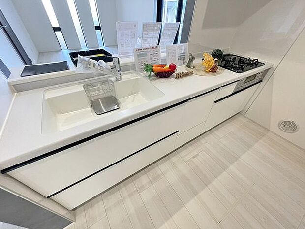 「気持ちよく料理」明るい自然光が入る、作業スペースを多くとったキッチン。調理がしやすく余裕の広さ。食器類もすっきりと片付く収納力です。家事をしながら会話も弾みます。