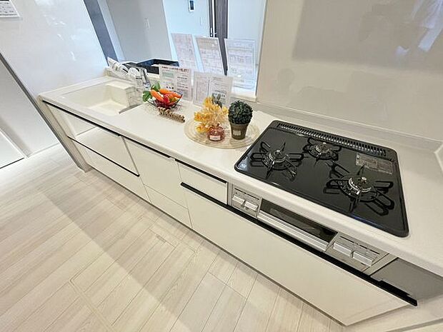 「機能的な収納が豊富なカウンターキッチン」効率よくお料理ができるコンロ・収納を完備したシステムキッチン。確かな機能性を実感頂けます。