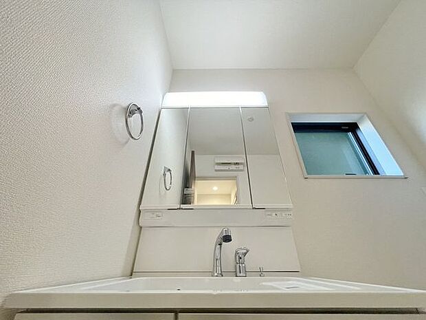 「洗面台」大きな鏡で朝の準備もばっちり。収納も多く、洗剤など日用品の保管にも便利です。