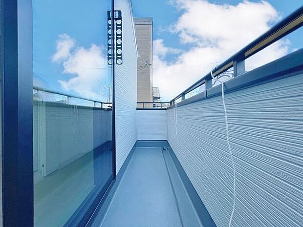 「バルコニー」大きな空に囲まれた気持ちのいい住まい。バルコニーを覗くだけで圧倒的な開放感に包まれます。
