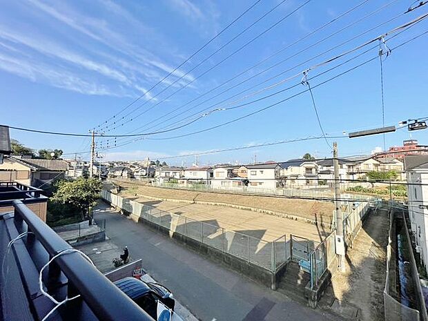 「眺望」穏やかな街並みを一望しながら、爽やかな風と柔らかく降り注ぐ陽光を感じて頂けます。