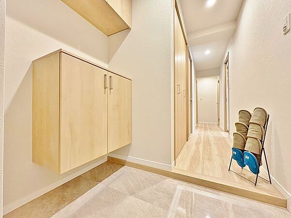 「玄関」家の中でお客様を迎える最初の場所である玄関。豊富な玄関収納で、常に綺麗に保つことが出来ます。
