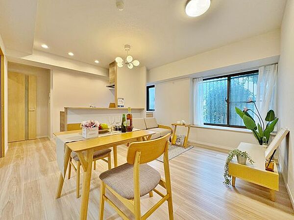 「インテリア映えする内装。」お部屋全体が優しく柔らかな色合いとなっていて、お家時間を穏やかに過ごせる空間が広がっています。