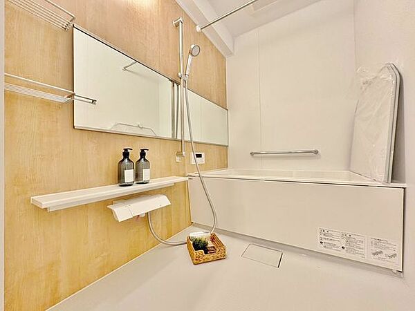 「バスルーム」一日の疲れを癒すバスルームは、心地よいリラックスを叶える清潔感溢れる空間です。