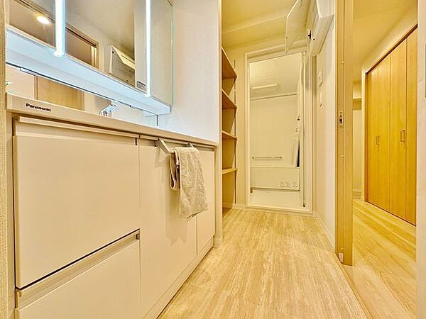 「パウダールーム」落ち着いた空間を演出するカラーと、ゆったり落ち着いてお使い頂ける広さが魅力のパウダールーム。居室からも独立しており、プライベート空間を保ちます。