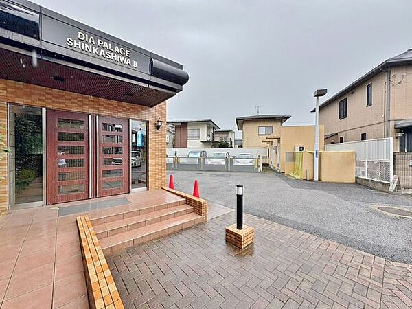 「エントランス」マンションのエントランスなど共有部分は、清掃が行き届いており、キレイな状態です。管理体制がしっかりしているからこそ。