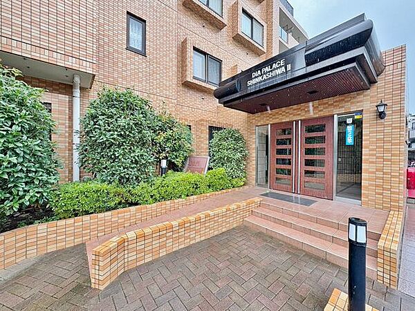「エントランス入口」植栽もお手入れがしっかりとされており、美しい外観のポイントになっています。
