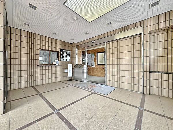 「エントランス」マンションのエントランスなど共有部分は、清掃が行き届いており、キレイな状態です。管理体制がしっかりしているからこそ。
