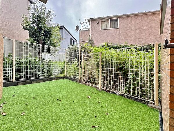 「～お庭のある暮らし～」住みながらお庭を持つ。そんな贅沢が実現する住まい。日当たりも良く、家庭菜園や植栽を育てるのに適したお庭はこれからの生活に緑という癒しを与えてくれます。
