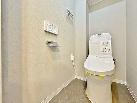 「ウォシュレット機能付き」優れた節水効果や汚れが付きにくい便座など、ほしかった機能が揃ったウォシュレット一体型トイレです。