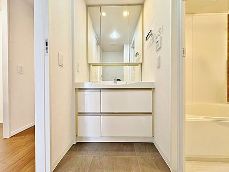 「洗面台」大きな鏡で朝の準備もばっちり。収納も多く、洗剤など日用品の保管にも便利です。