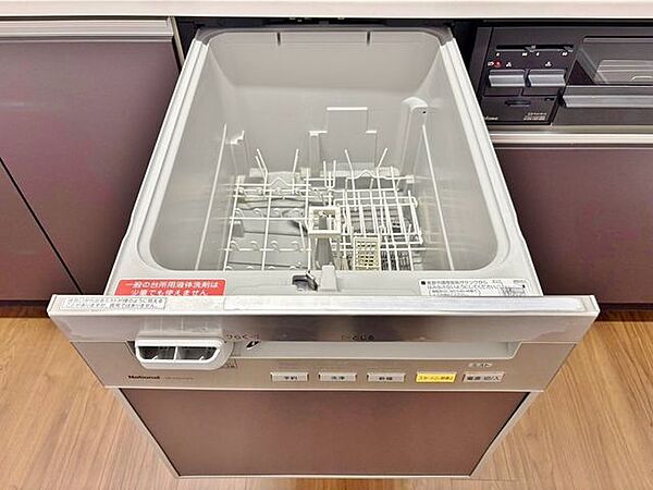 「食洗機」通常の手洗いでは使用出来ないほど高温のお湯や高圧水流を使うことにより汚れを効果的に落とすことができる。殺菌効果が非常に高く哺乳瓶などを使う家庭で需要が高く大変便利。