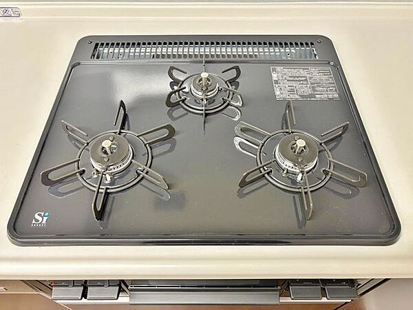 「三口コンロ」見た目に美しく使いやすさにも優れ、吹きこぼれ等のお掃除も簡単。3口コンロで忙しくても同時に調理ができるので便利ですね。