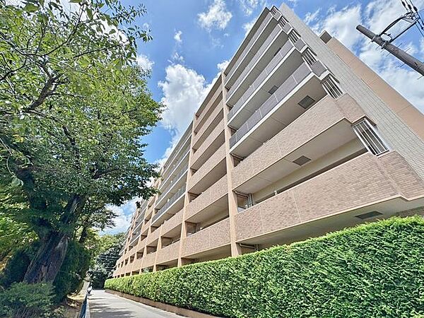 「心地良く暮らしを彩る充実のライフスタイルを」歩いていける距離に、教育施設やお買い物施設が揃う街並み。